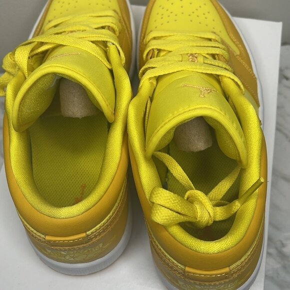 Jordan 1 Low Women's Yellow Strike - Picture 5 of 7